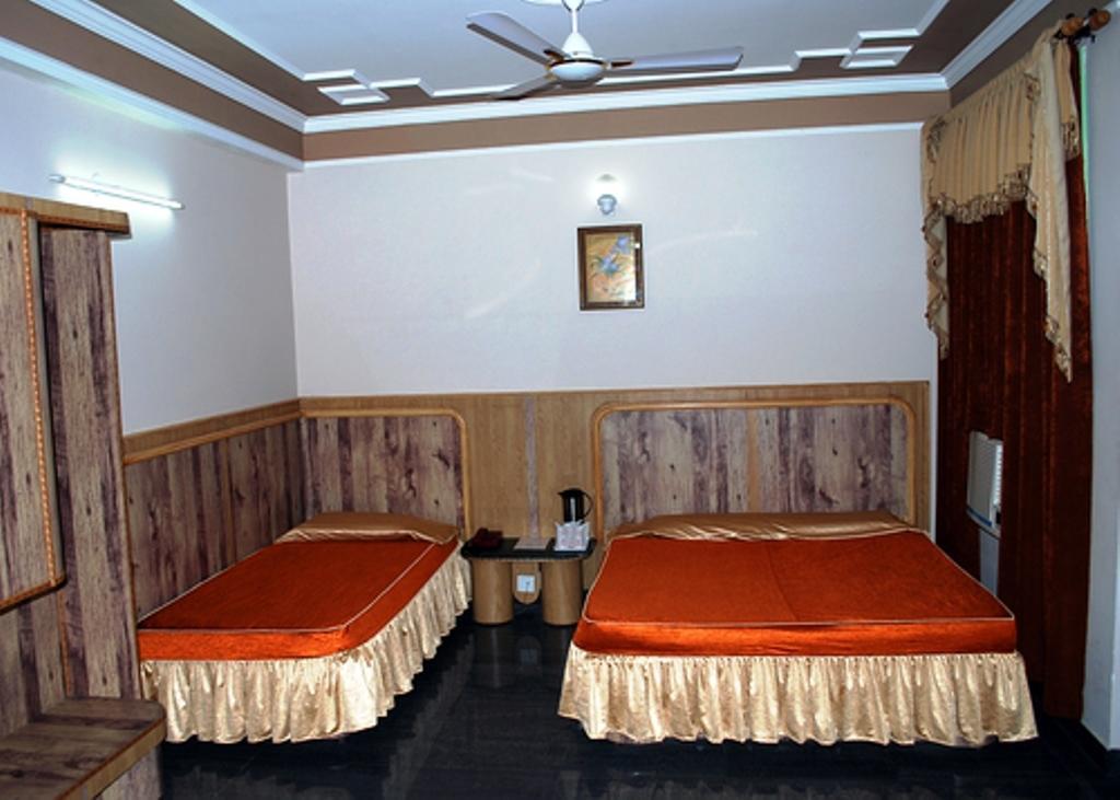 Hotel Chirag International 카트라 객실 사진